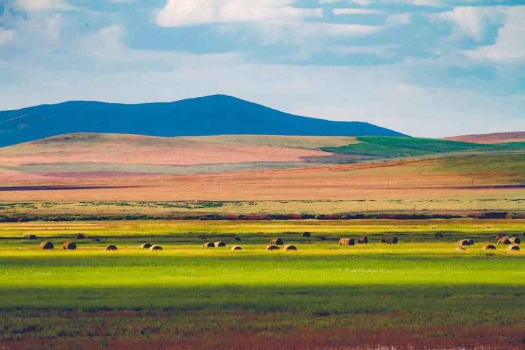 内蒙古，绿色草原与壮丽夕阳下的牧歌天堂